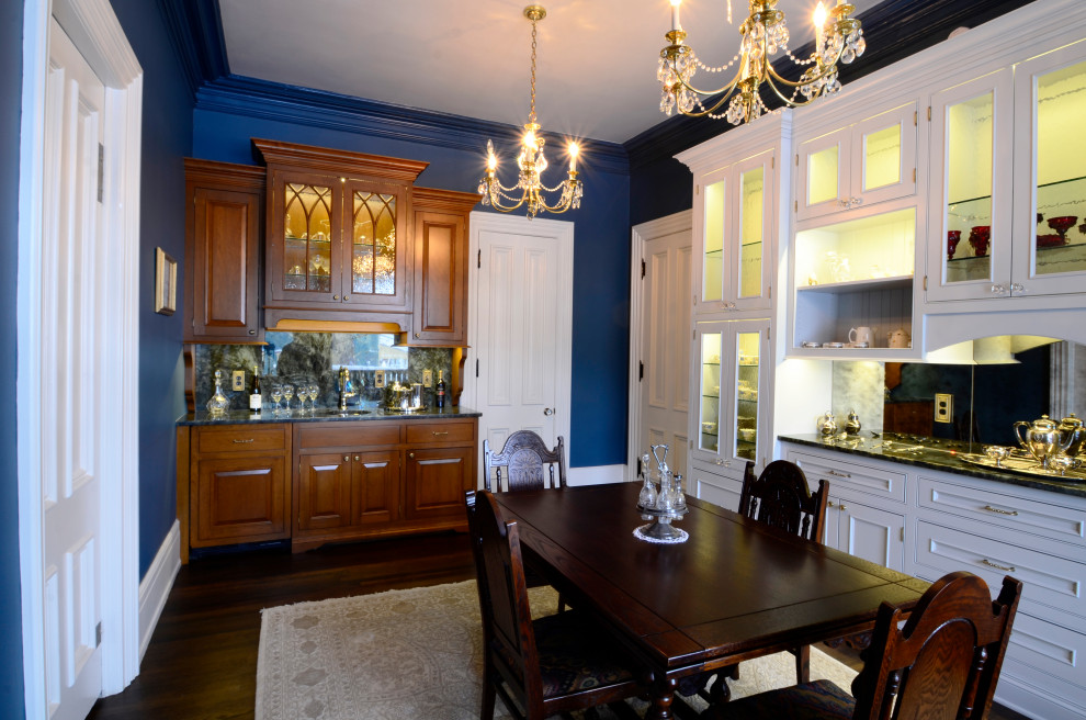 Réalisation d'une salle à manger victorienne avec un mur bleu et parquet foncé.