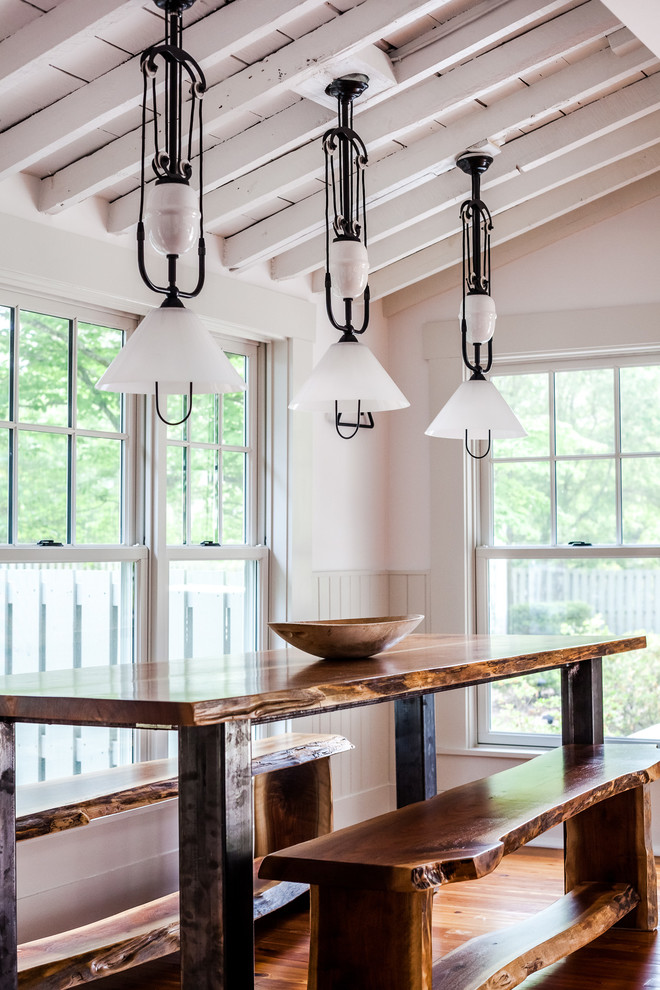 Esempio di una piccola sala da pranzo aperta verso la cucina country con pareti bianche e pavimento in legno massello medio