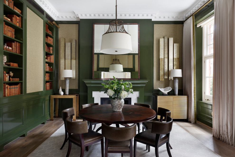 Источник вдохновения для домашнего уюта: гостиная-столовая среднего размера в классическом стиле с зелеными стенами, стандартным камином и фасадом камина из плитки