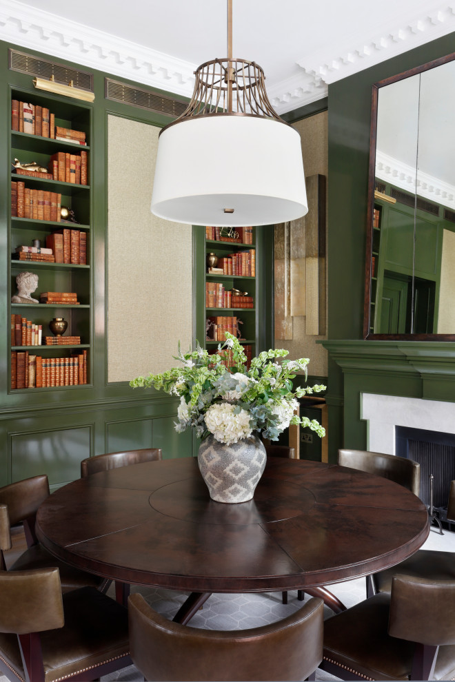 Стильный дизайн: гостиная-столовая среднего размера в классическом стиле с зелеными стенами, стандартным камином и фасадом камина из плитки - последний тренд