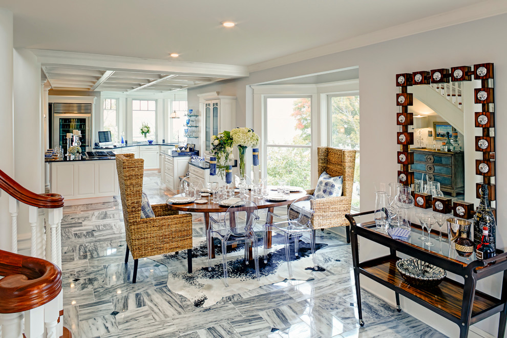 Idee per una sala da pranzo aperta verso la cucina classica di medie dimensioni con pareti bianche, pavimento in marmo, nessun camino e pavimento multicolore