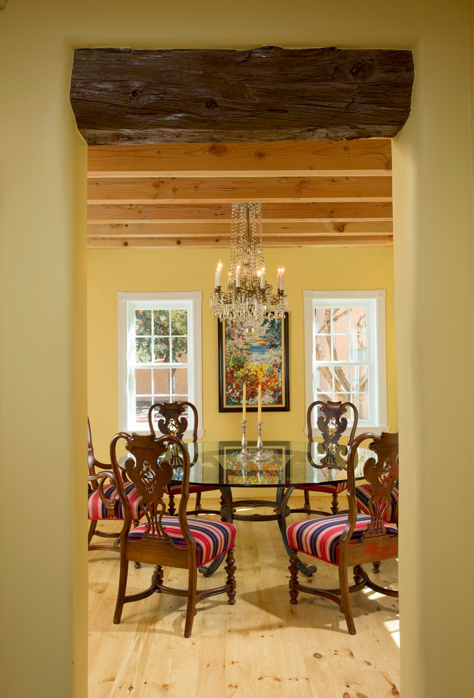 Immagine di una sala da pranzo classica con pareti gialle