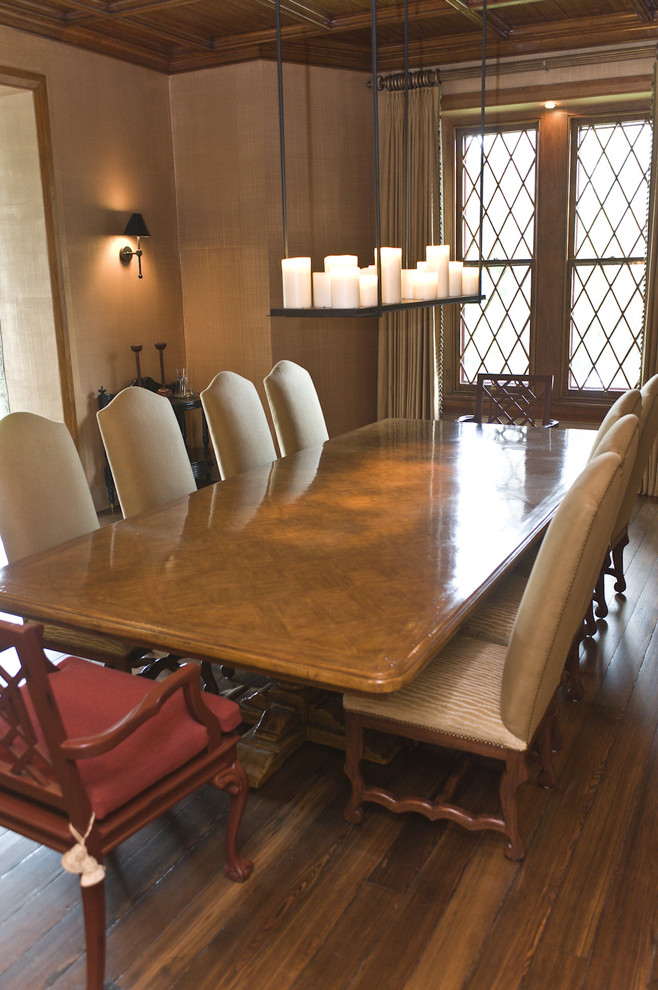 Пример оригинального дизайна: столовая в классическом стиле с коричневыми стенами, паркетным полом среднего тона и коричневым полом