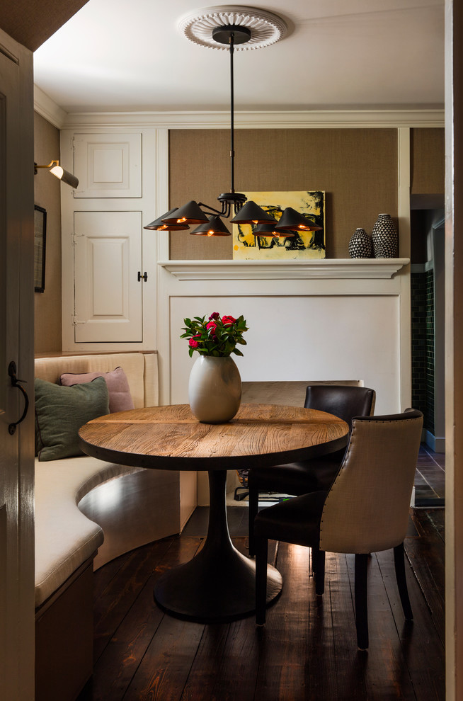 Idées déco pour une petite salle à manger ouverte sur la cuisine classique avec un mur beige, parquet foncé, une cheminée standard et un manteau de cheminée en plâtre.