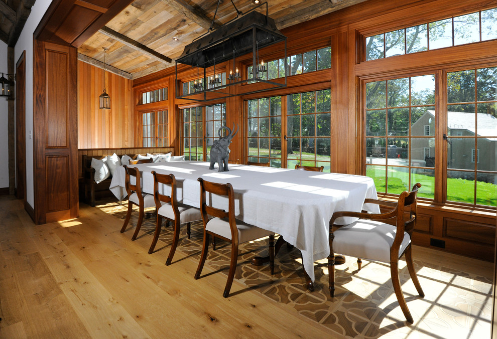 Exemple d'une salle à manger montagne avec un mur marron, un sol en bois brun et un sol marron.