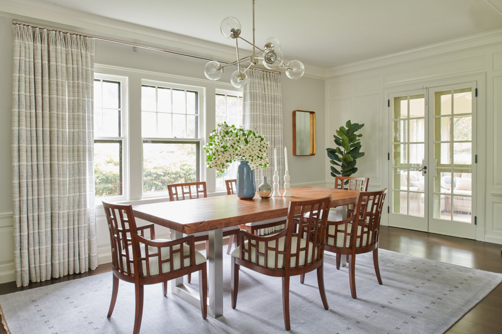Idee per una sala da pranzo aperta verso il soggiorno minimalista con pareti beige, parquet scuro e pavimento marrone