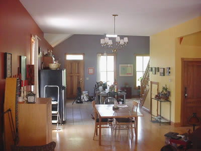 Foto di una sala da pranzo aperta verso il soggiorno bohémian di medie dimensioni con pareti arancioni e pavimento in legno massello medio