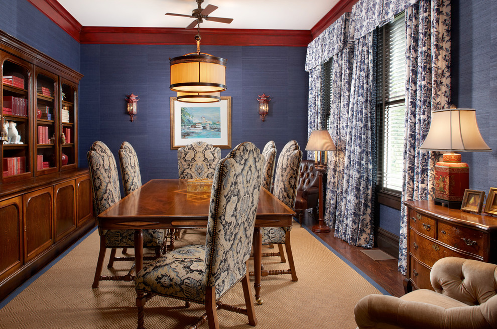 Ejemplo de comedor tradicional cerrado sin chimenea con paredes azules, suelo de madera oscura y cortinas
