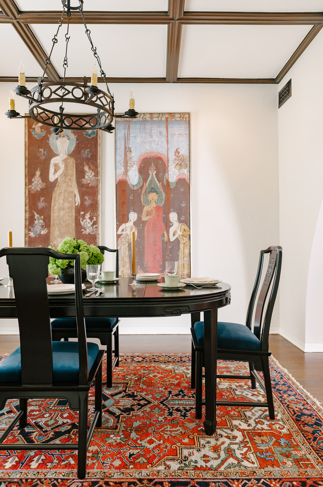 На фото: гостиная-столовая в стиле неоклассика (современная классика) с белыми стенами, полом из бамбука и коричневым полом