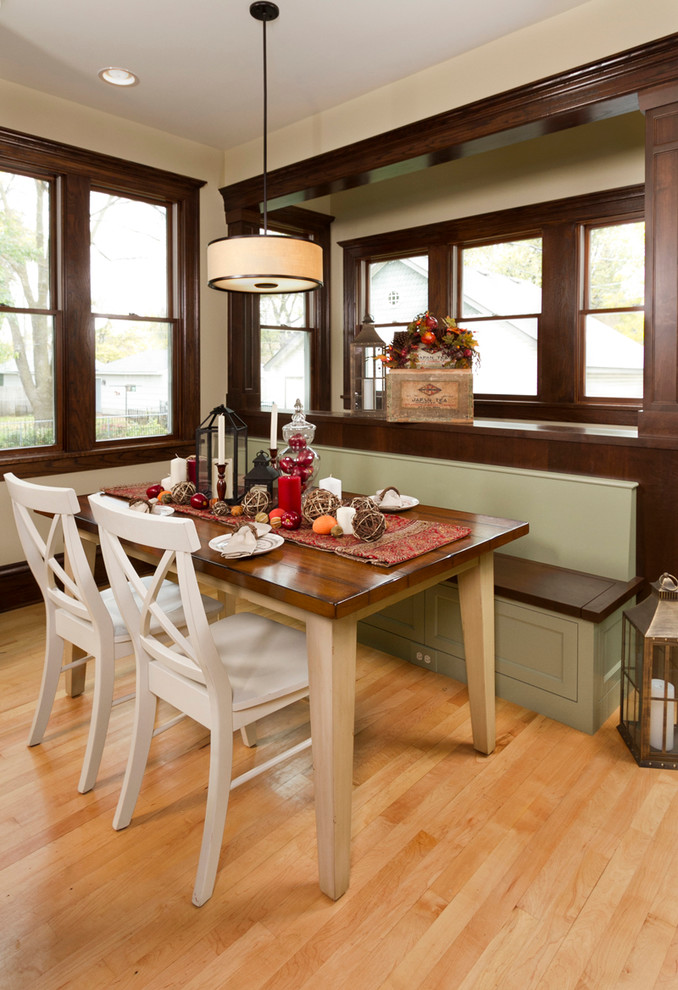 Idée de décoration pour une grande salle à manger ouverte sur la cuisine tradition avec parquet clair et un mur beige.