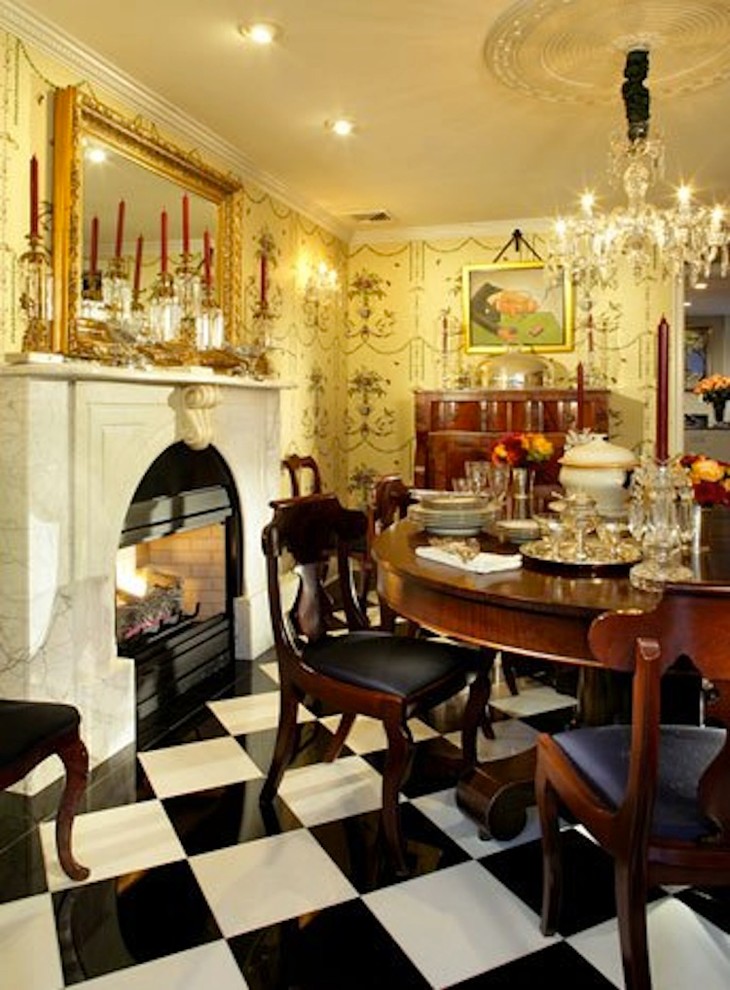 Immagine di una piccola sala da pranzo classica chiusa con pareti gialle, pavimento con piastrelle in ceramica, camino classico e cornice del camino in pietra