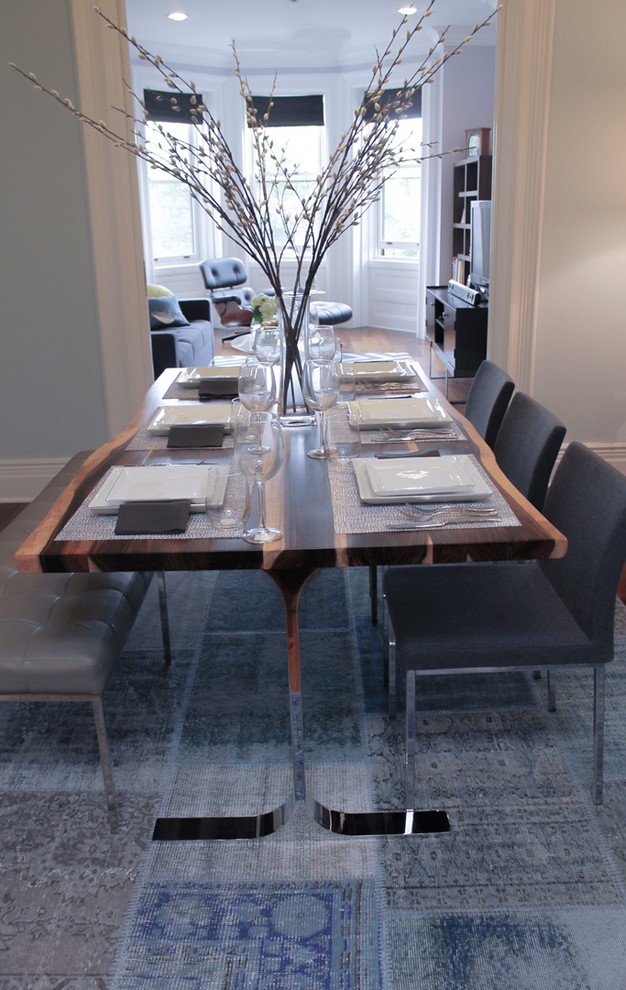 Ispirazione per una sala da pranzo minimalista chiusa e di medie dimensioni con pareti blu, pavimento in legno massello medio, nessun camino e pavimento blu