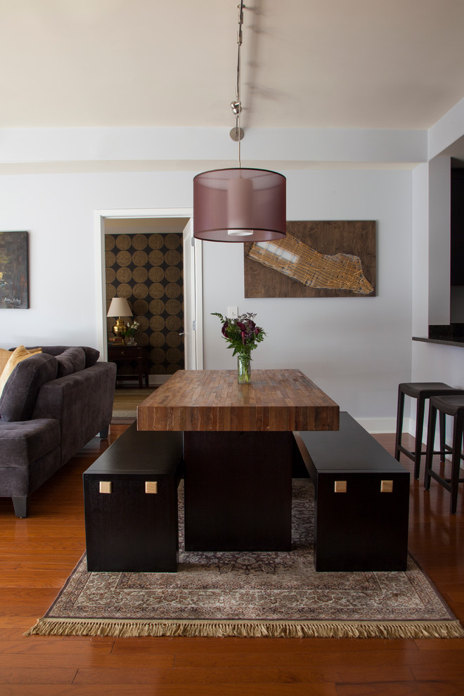Exemple d'une salle à manger ouverte sur le salon tendance de taille moyenne avec un mur gris, aucune cheminée, un sol en bois brun et éclairage.