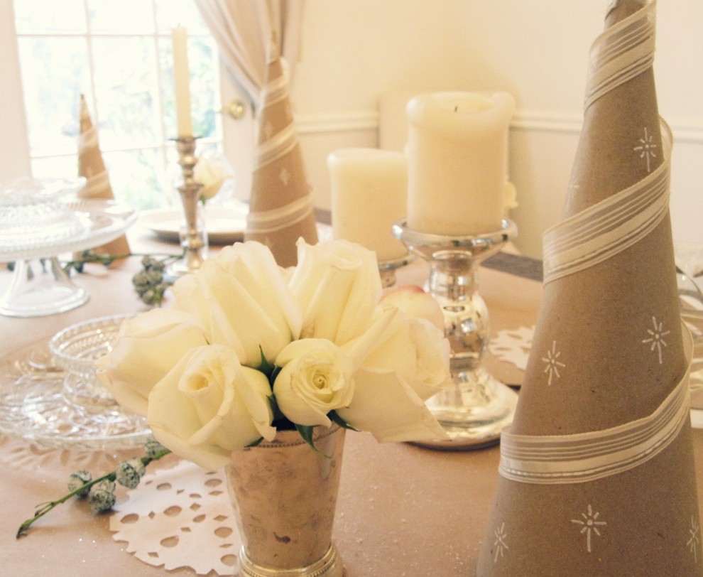 Example of a classic dining room design in Portland