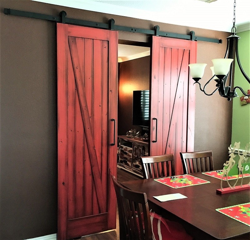 Cette image montre une salle à manger chalet avec un mur marron.
