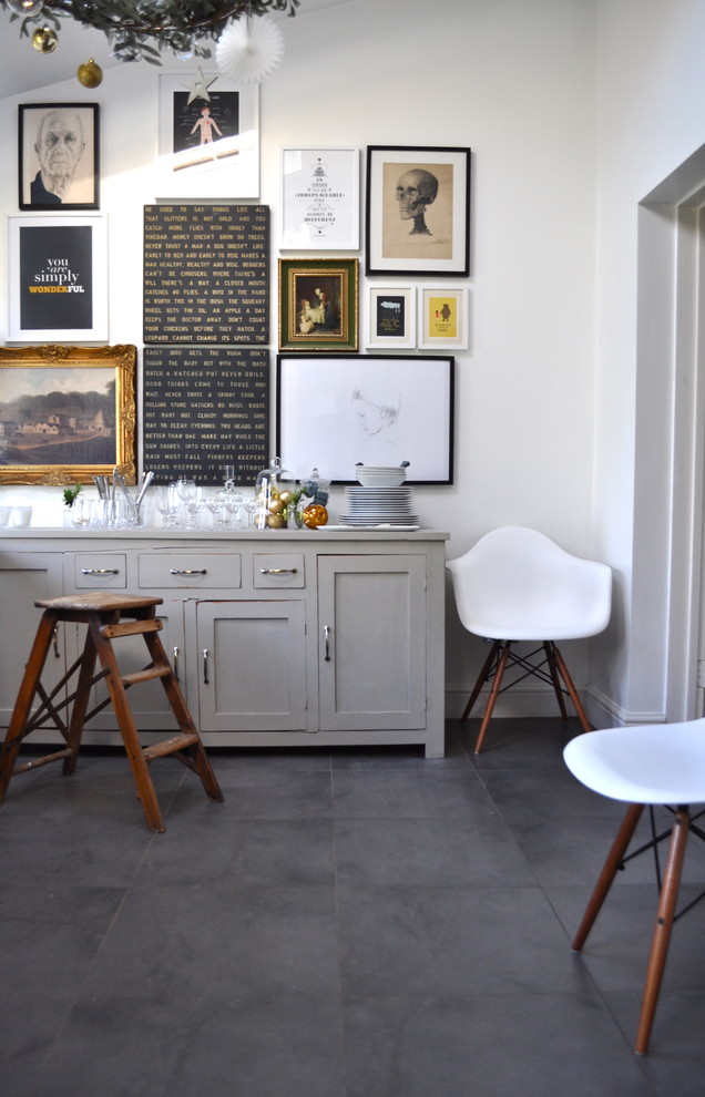 Idee per una sala da pranzo eclettica con pareti bianche e pavimento con piastrelle in ceramica