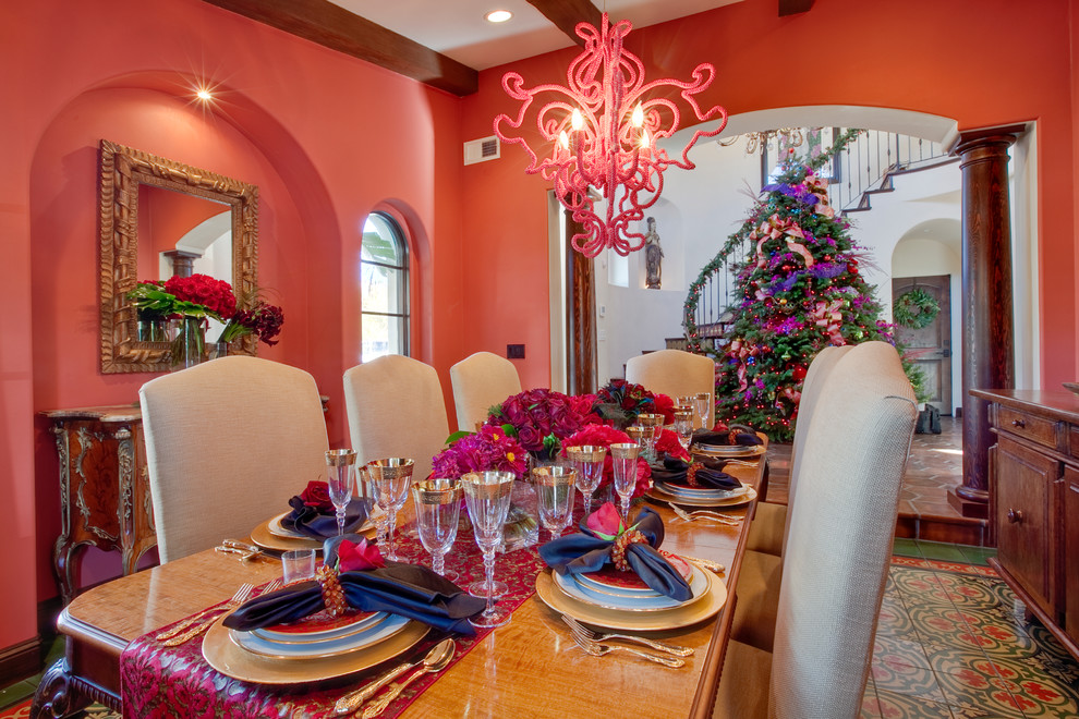 Idées déco pour une salle à manger éclectique fermée et de taille moyenne avec un mur rose, un sol en carrelage de céramique et un sol vert.