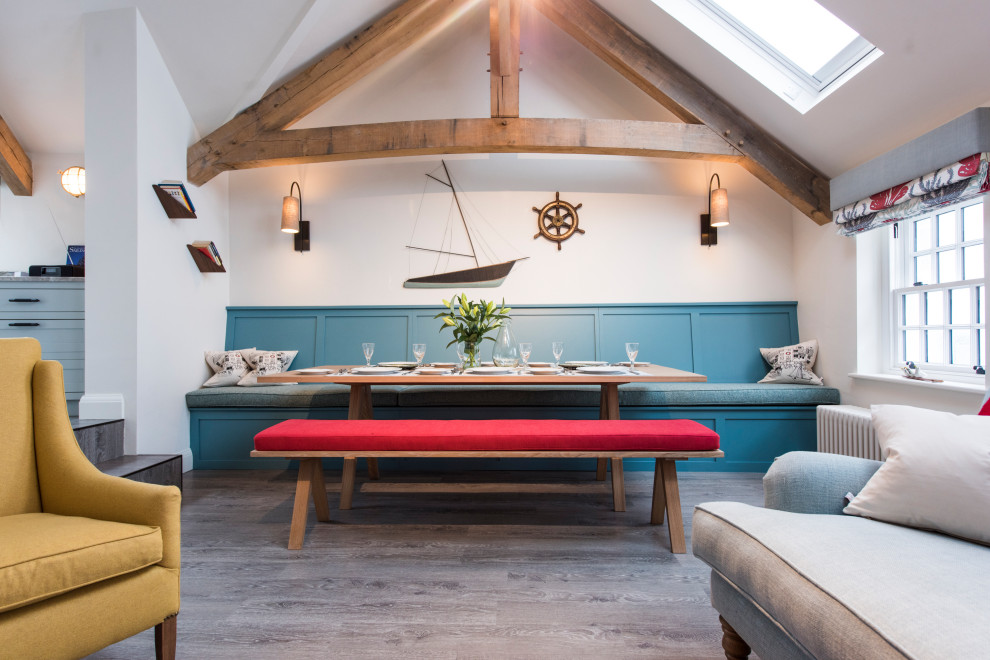Idee per una sala da pranzo aperta verso il soggiorno stile marino con pareti bianche, pavimento in legno massello medio e pavimento marrone