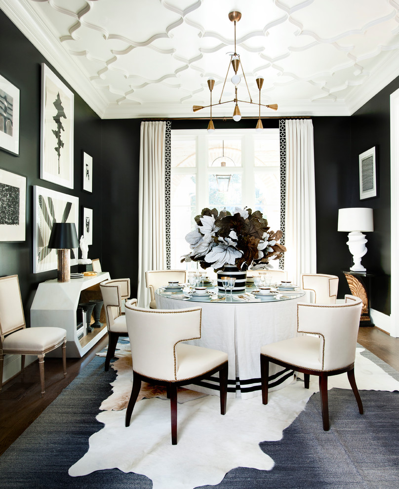 Свежая идея для дизайна: столовая в стиле неоклассика (современная классика) с черными стенами - отличное фото интерьера