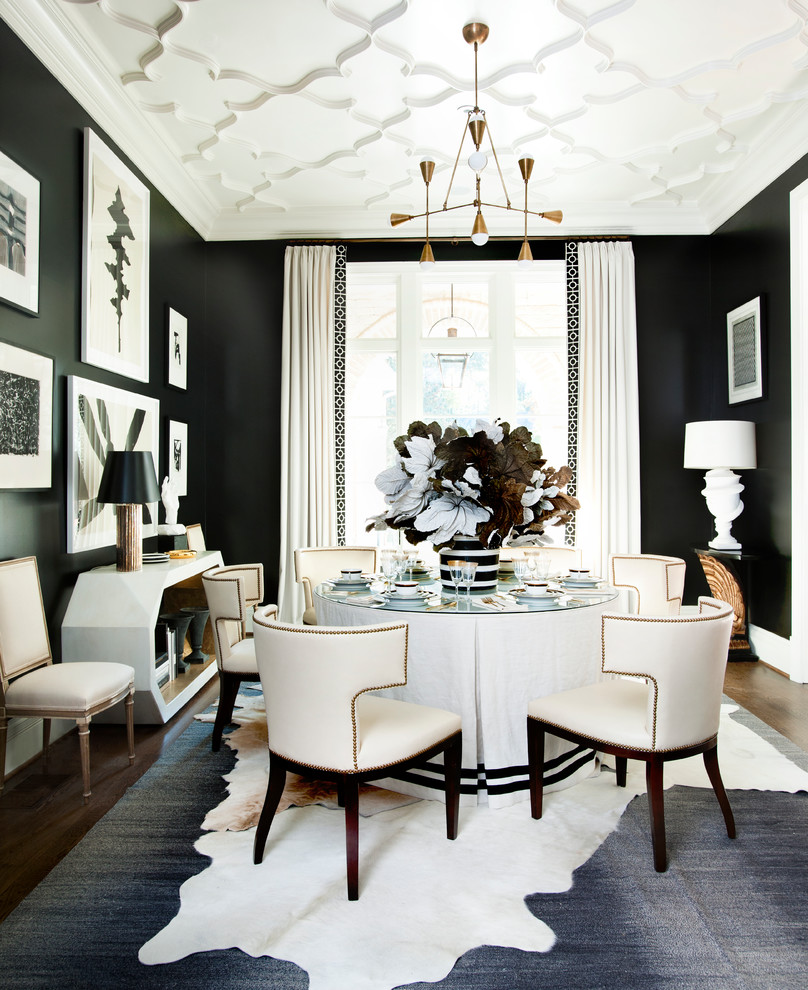 Idée de décoration pour une salle à manger tradition avec un mur noir et éclairage.