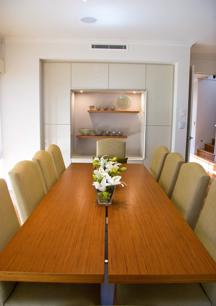 Idée de décoration pour une grande salle à manger ouverte sur le salon minimaliste avec un mur blanc, parquet clair et un sol jaune.