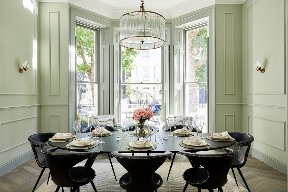 Ispirazione per una grande sala da pranzo classica chiusa con pareti verdi, parquet scuro, pavimento marrone e pannellatura