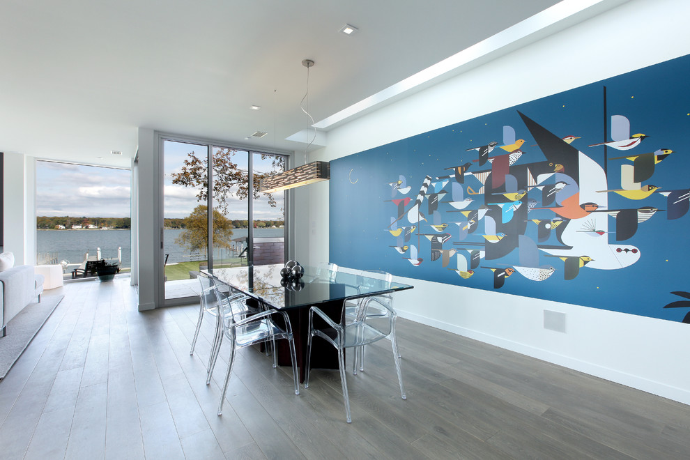 Immagine di una sala da pranzo aperta verso il soggiorno minimal di medie dimensioni con pareti bianche, parquet chiaro e pavimento grigio