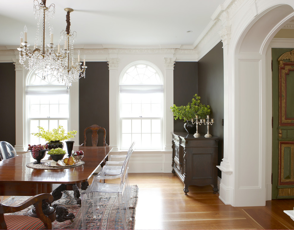 Geschlossenes, Geräumiges Klassisches Esszimmer mit schwarzer Wandfarbe, braunem Holzboden und braunem Boden in Boston