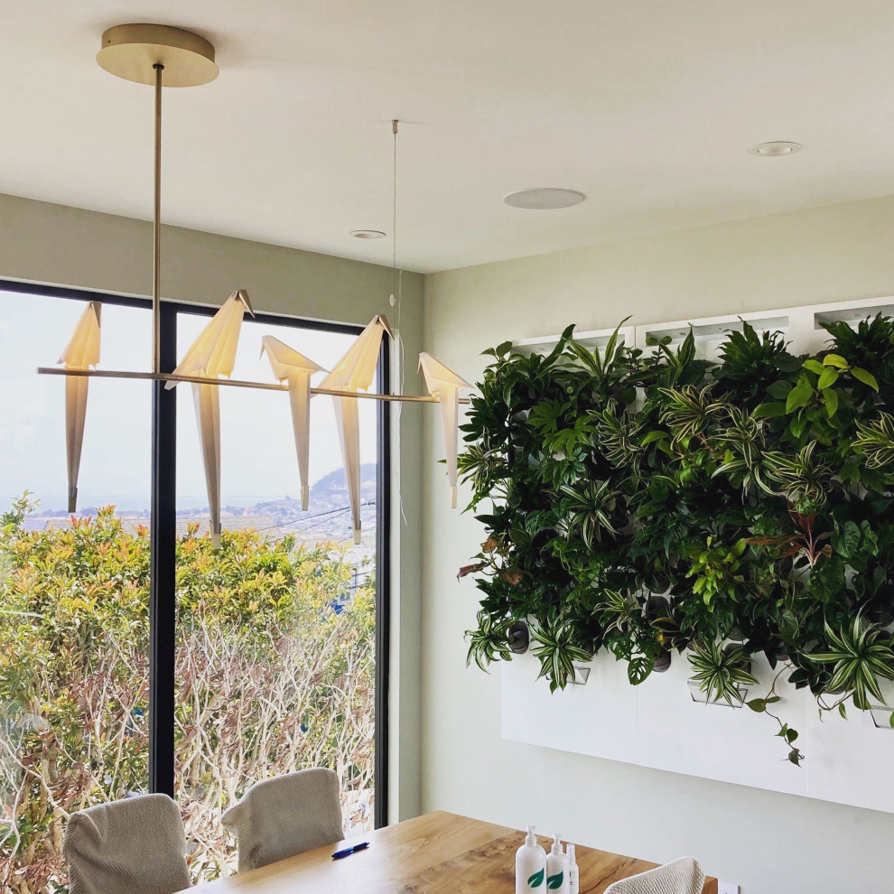 Immagine di una sala da pranzo aperta verso il soggiorno moderna di medie dimensioni con pareti beige e parquet chiaro