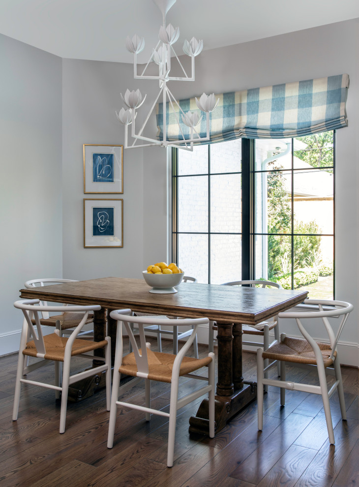 Foto di una sala da pranzo aperta verso la cucina tradizionale di medie dimensioni con pareti beige, pavimento in legno massello medio e pavimento marrone