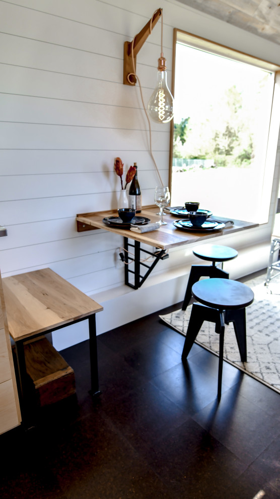 Imagen de comedor campestre pequeño con con oficina, paredes blancas, suelo de corcho, suelo negro, machihembrado y machihembrado