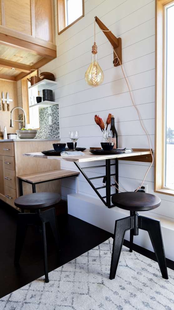 Источник вдохновения для домашнего уюта: маленькая столовая в стиле кантри с с кухонным уголком, белыми стенами, пробковым полом, черным полом, потолком из вагонки и стенами из вагонки для на участке и в саду
