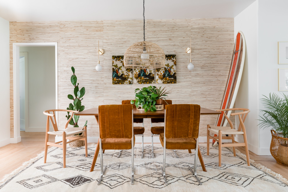 Foto di una sala da pranzo aperta verso la cucina stile marinaro con pareti beige, parquet chiaro, nessun camino e pavimento beige