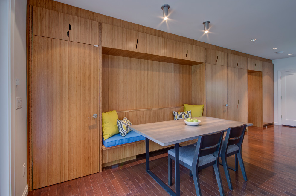 Immagine di una piccola sala da pranzo aperta verso il soggiorno design con pareti bianche, pavimento in legno massello medio e nessun camino