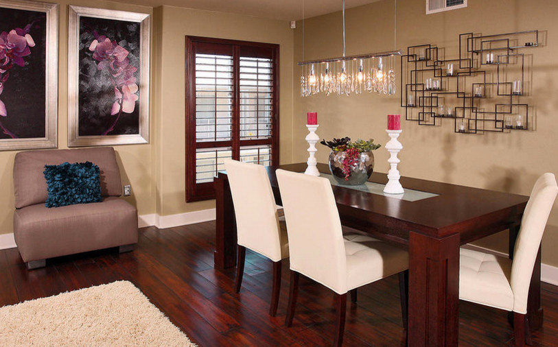 Cette image montre une salle à manger ouverte sur le salon design de taille moyenne avec un mur beige, parquet foncé, un sol marron et aucune cheminée.