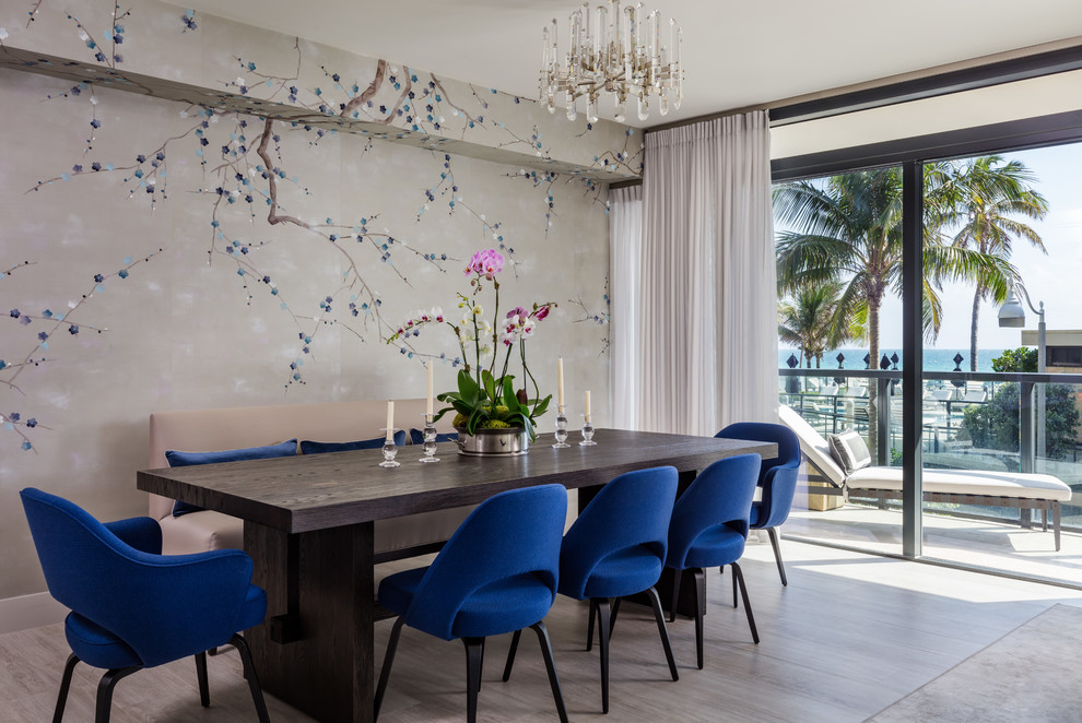 Свежая идея для дизайна: большая гостиная-столовая в стиле неоклассика (современная классика) с серыми стенами, полом из керамогранита и серым полом - отличное фото интерьера