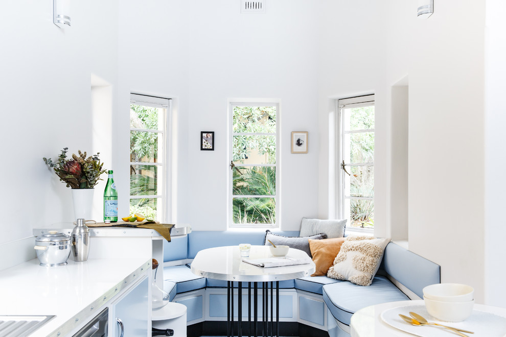 Источник вдохновения для домашнего уюта: маленькая кухня-столовая в стиле неоклассика (современная классика) с белыми стенами для на участке и в саду