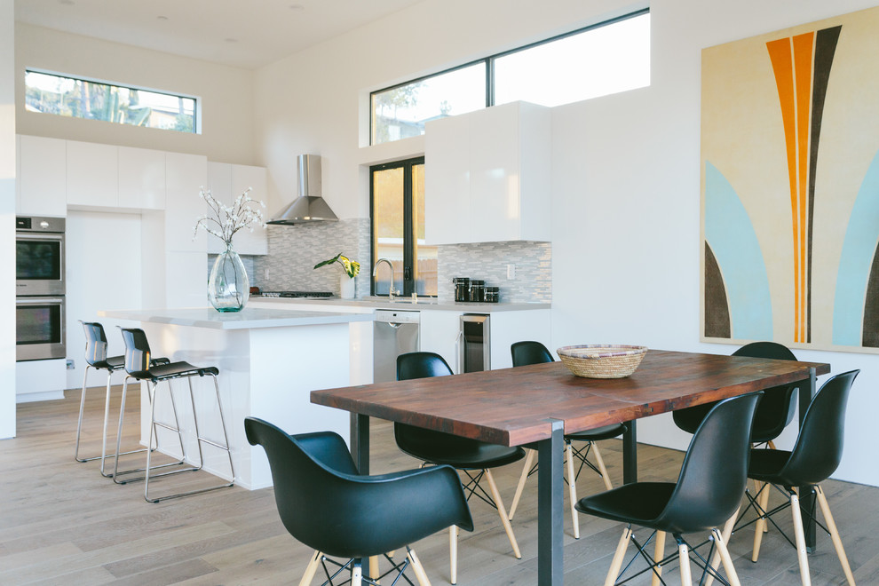 Moderne Wohnküche mit weißer Wandfarbe und hellem Holzboden in Los Angeles