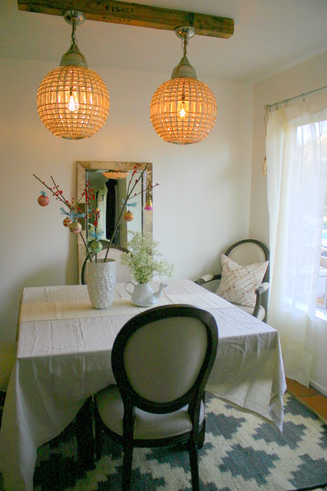Imagen de comedor bohemio con paredes blancas y moqueta