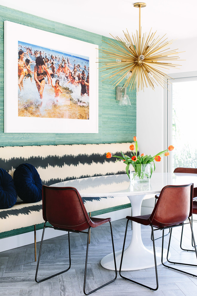 Cette photo montre une salle à manger ouverte sur la cuisine rétro avec un mur bleu.