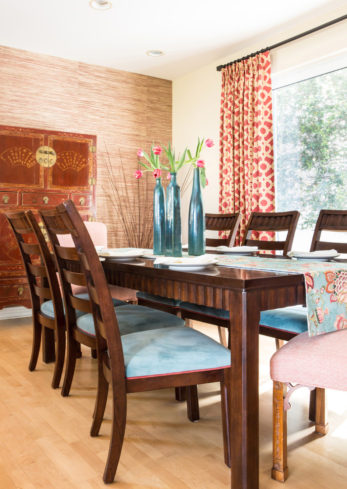 Aménagement d'une salle à manger ouverte sur le salon classique de taille moyenne avec un mur beige et parquet clair.