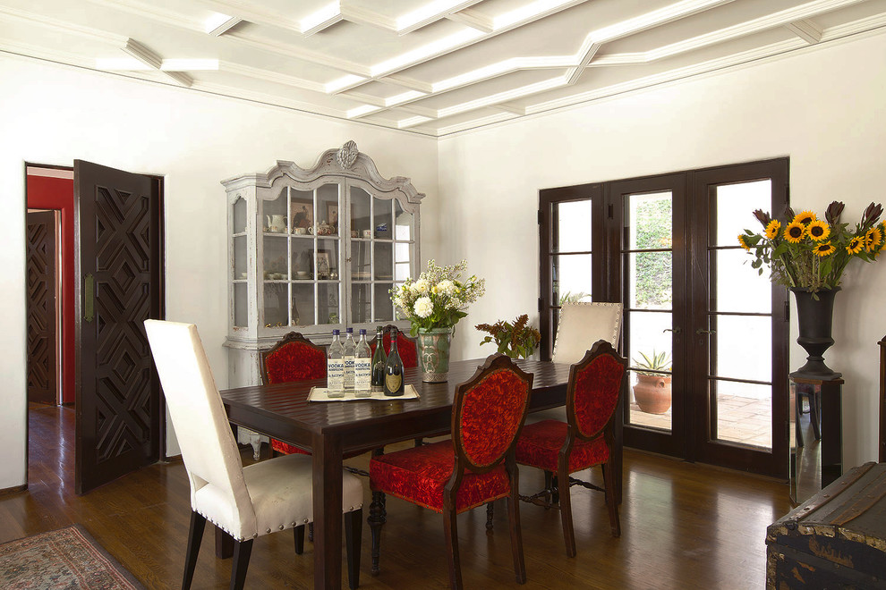 Aménagement d'une salle à manger classique avec un mur blanc et parquet foncé.