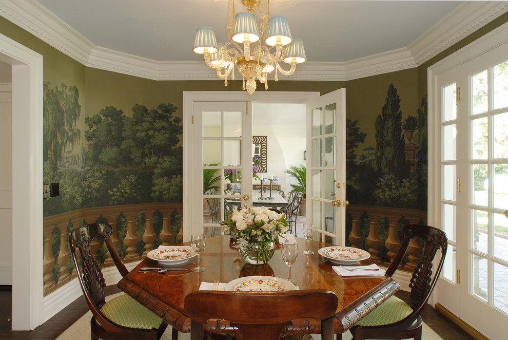 Cette image montre une salle à manger traditionnelle fermée avec un mur multicolore et parquet foncé.