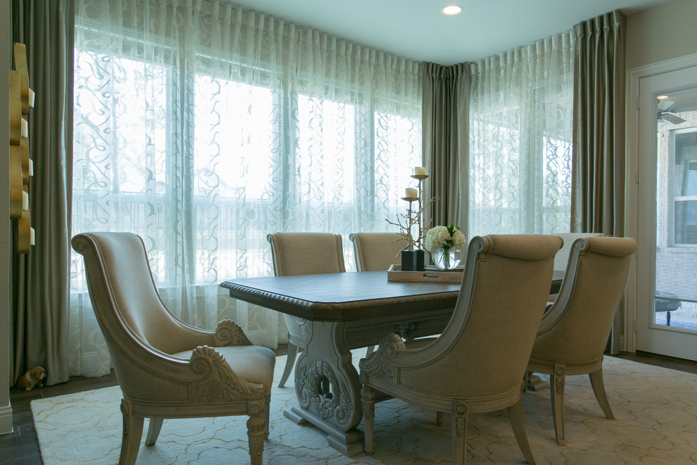 Immagine di una sala da pranzo aperta verso la cucina eclettica di medie dimensioni con pareti beige e pavimento in gres porcellanato
