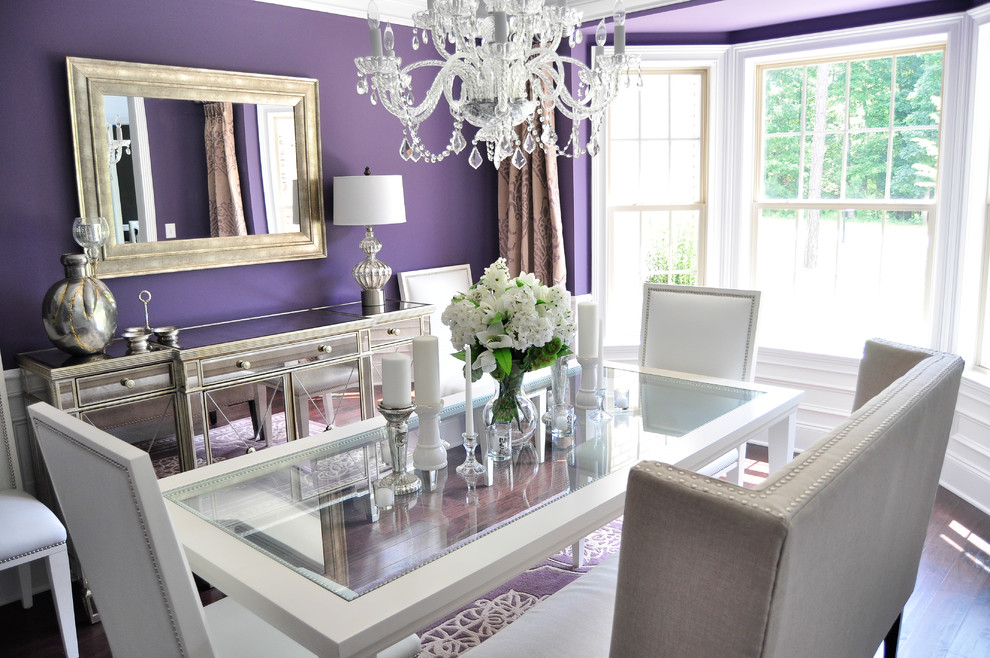 Aménagement d'une salle à manger contemporaine avec un mur violet, parquet foncé et éclairage.