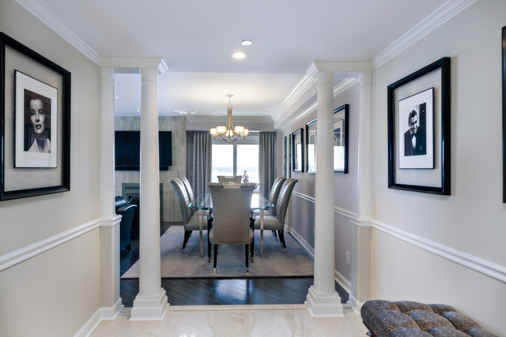 Стильный дизайн: гостиная-столовая в стиле неоклассика (современная классика) с фиолетовыми стенами, полом из керамической плитки и черным полом - последний тренд