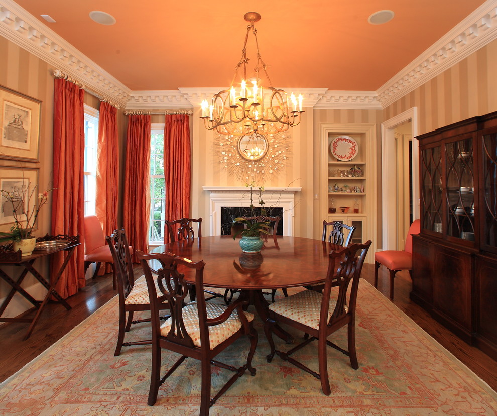 Foto di una sala da pranzo classica chiusa e di medie dimensioni con pareti beige, parquet scuro e camino classico