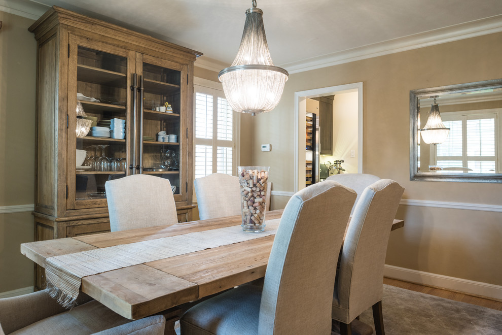 Immagine di una sala da pranzo aperta verso la cucina tradizionale di medie dimensioni con parquet chiaro, pavimento marrone e pareti beige