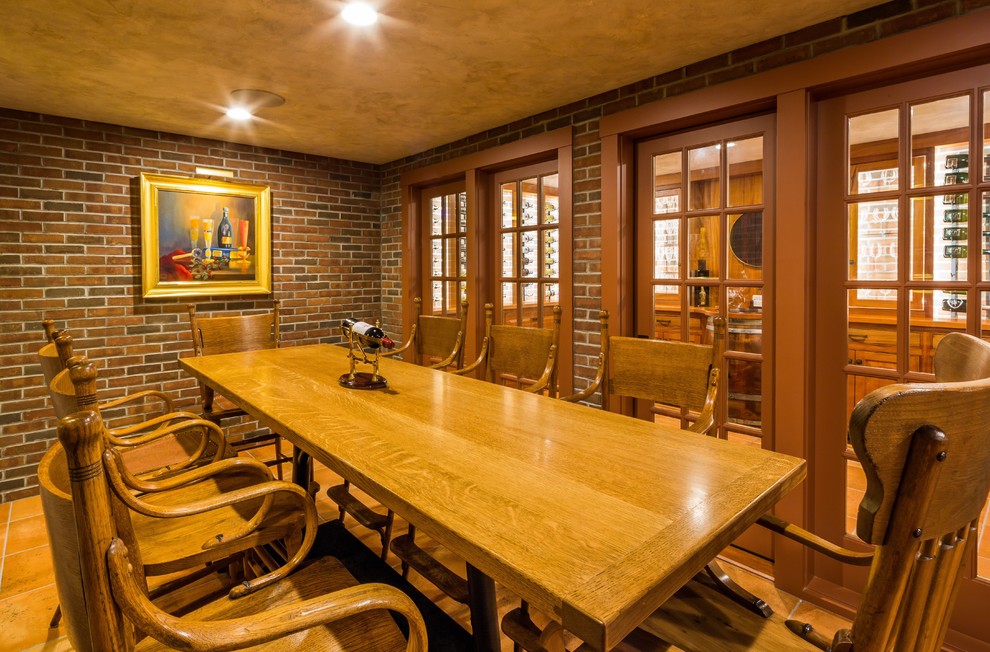 Cette photo montre une salle à manger montagne fermée et de taille moyenne avec tomettes au sol et un sol beige.