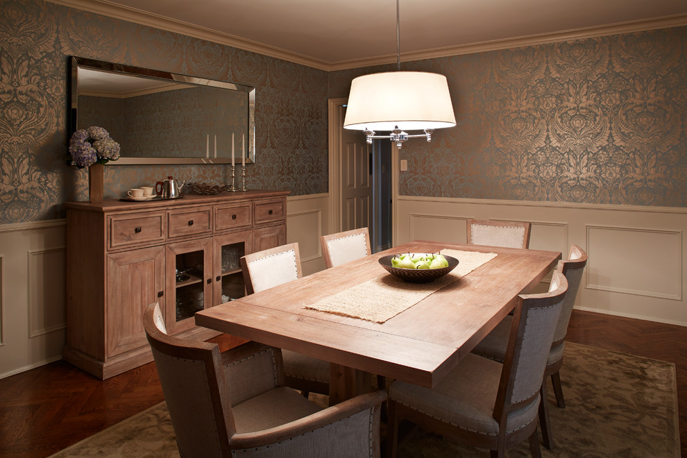Пример оригинального дизайна: отдельная столовая среднего размера в классическом стиле с серебряными стенами, темным паркетным полом и коричневым полом без камина